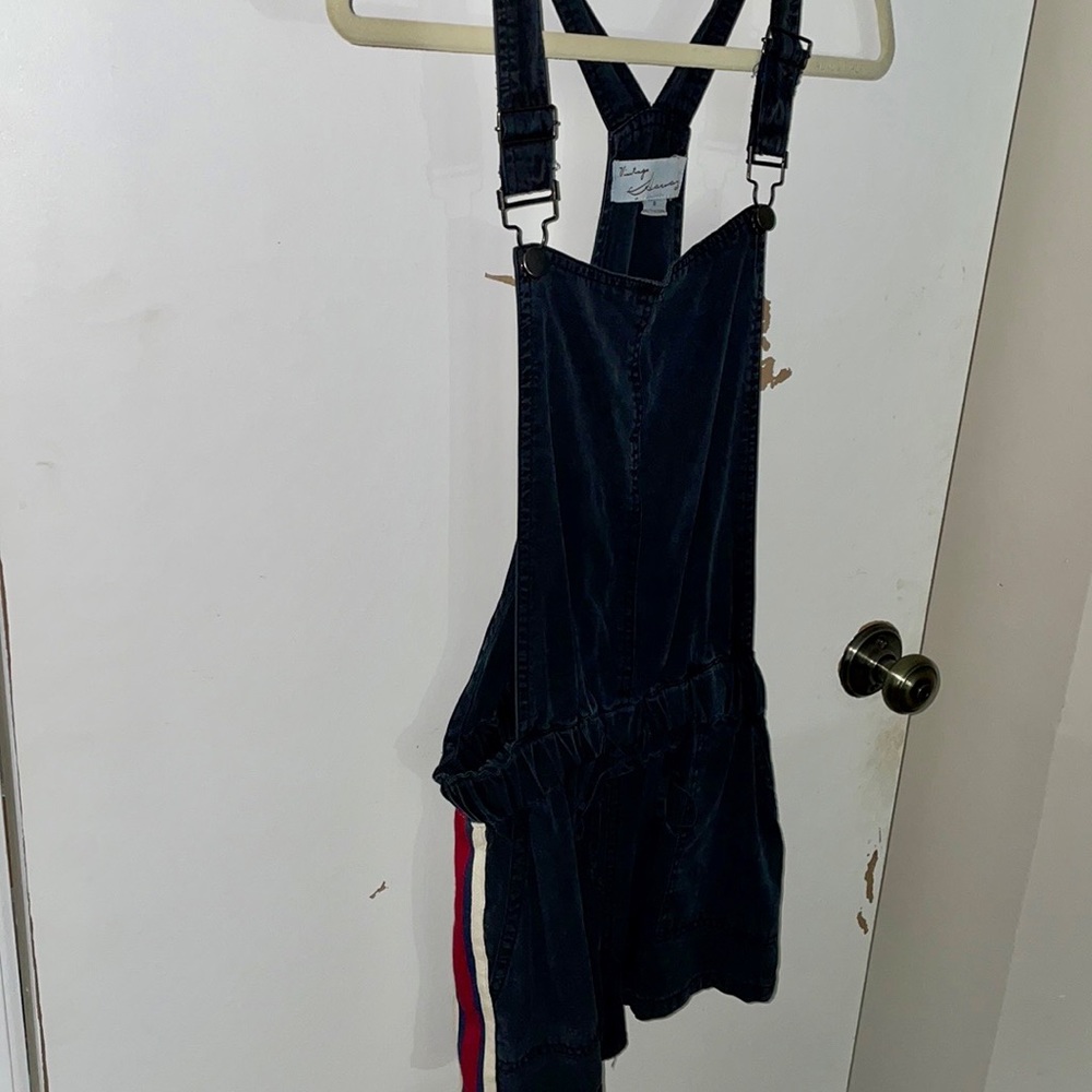 Comfy overall short with stripe detailing pockets